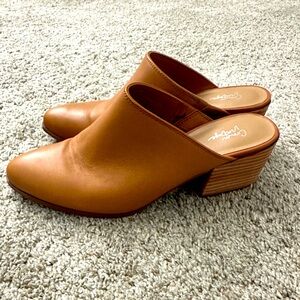 Crown Vintage tan mules size 8